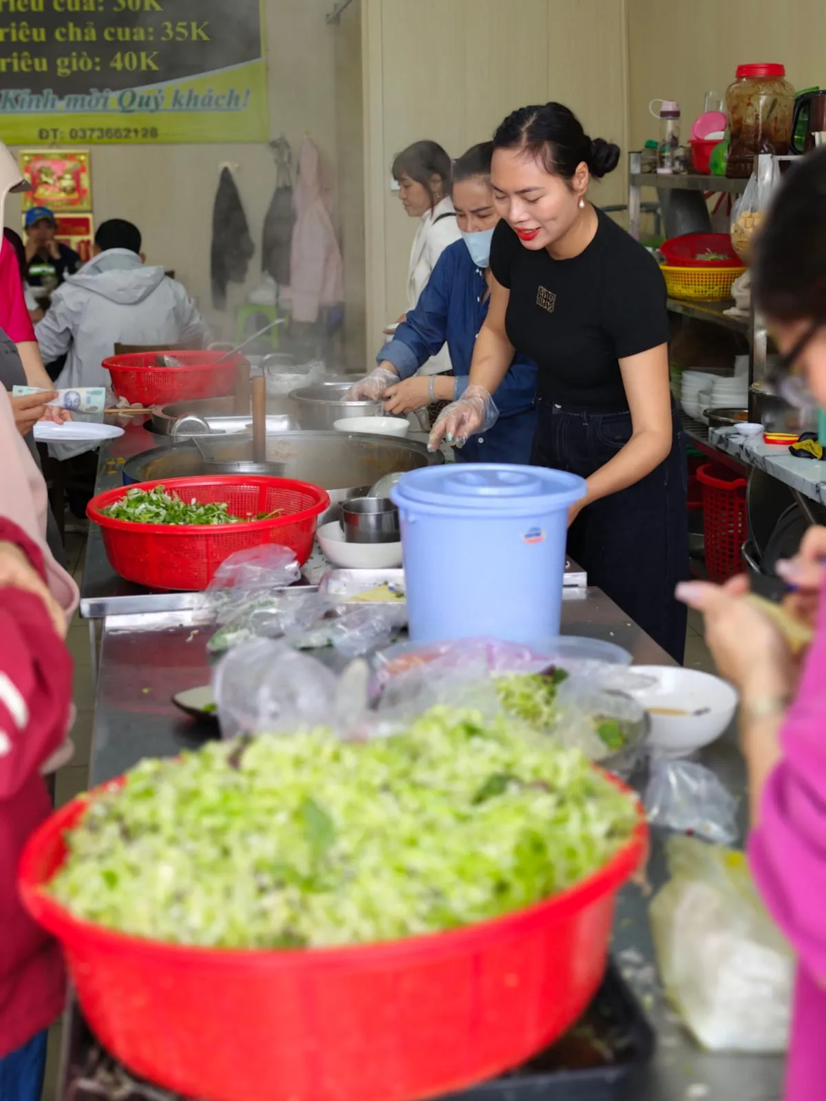 Cô Lam trong bếp Quán Lam vào giờ bán đông khách